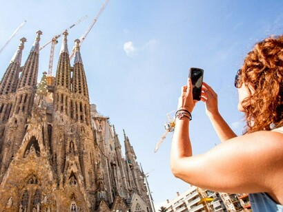Una turista haciendo una foto a la Sagrada Familia