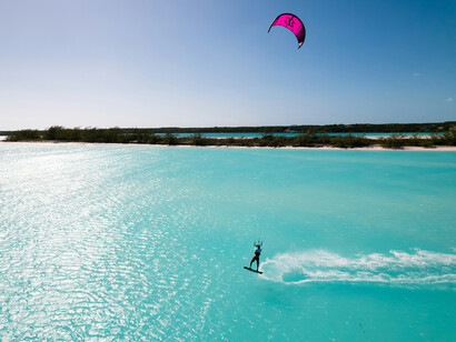 Entre puissance du vent et maîtrise technique, le kitesurf attire une communauté toujours prête à parcourir des centaines de kilomètres pour quelques heures de glisse