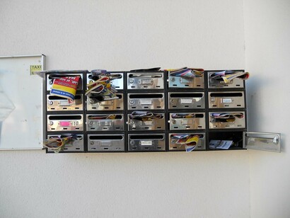 Buzones en un edificio de viviendas