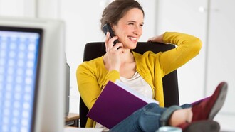 Trabajadora sonriente en la oficina