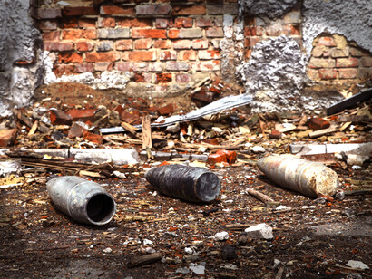 Décombres et fragments d'un passé tumultueux qui persiste