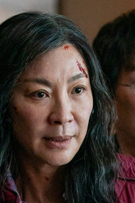 Michelle Yeoh e Ke Huy Quan nos papéis de Evelyn e Wyamond, respectivamente