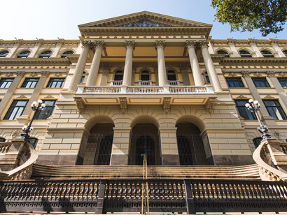 Fundada em 1810, a Biblioteca Nacional abriga um dos maiores acervos da América Latina e é referência mundial em preservação cultural
