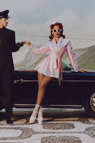 Anitta mistura bossa nova e funk em Girl From Rio, homenageando Garota de Ipanema e mostrando as desigualdades e riquezas culturais do Brasil. Foto/Divulgação dos bastidores do clipe