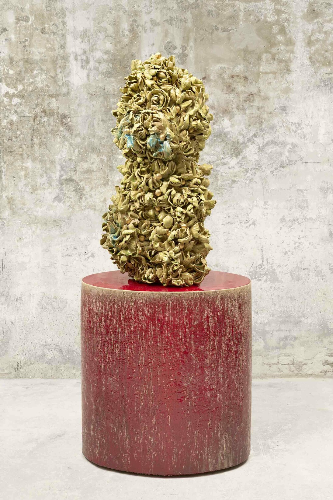 Johan Creten, "Odore di Femmina - New York Beauty 1", 2014-2015, Pink glazed stoneware, gold luster Ceramic base, Sculpture: 80 x 36 x 33 cm / 31 1/2 x 14 3/16 x 13 inches, Oval base: 75 x 69 x 44 cm / 29 17/32 x 27 5/32 x 17 5/16 inches © Johan Creten / ADAGP, Paris & ARS, New York 2015, Courtesy Galerie Perrotin