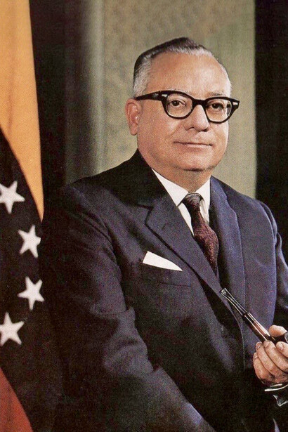 Rómulo Betancourt, conocido como el padre de la democracia venezolana, superó múltiples intentos de golpe y sentó las bases para cuatro décadas de estabilidad política