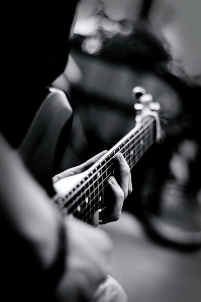 Guitare. Lorsque nous écoutons de la musique, notre cerveau libère des hormones telles que la dopamine, qui crée une sensation de plaisir et de bien-être