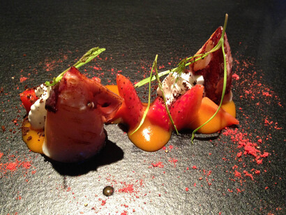 Restaurante DiverXo. Kimchee de fresas, yogurt y café con chipirones de anzuelo a la llama directa del wok