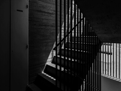 Dicen que la casa de uno es su refugio, sin embargo, ella percibía su hogar como el campo de batalla de una guerra que dio por perdida hace mucho tiempo