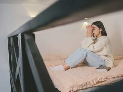 Chica creyente rezando en su cama. Ser espiritual implica ser coherente entre lo que se piensa, dice y hace