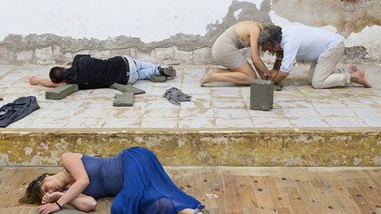 Virginia Zanetti, Studio quarto per l'estasi nel paesaggio/ Poggiare i piedi dentro l'anima, performance, Dino Morra arte contemporanea, Napoli, 2015, ph Danilo Donzelli