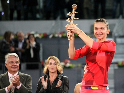 Simona Halep con el trofeo que la corona campeona del Mutua Madrid Open tras derrotar a Dominika Cibulkova. Foto: Lucía Castillo