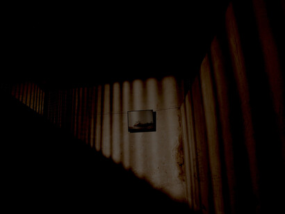 De la Serie «Gráfica de Encierro» (2011-2016),
taller de fotografía en centro penal.
Sublimación sobre placas de aluminio, chromaluxe, 20.3 x 25.5 cm. Imagen cortesía del artista