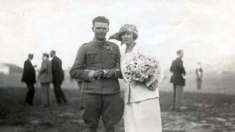 In licenza per sposarsi. Poco tempo dopo il Capitano Viziano cadrà in un combattimento aereo. 