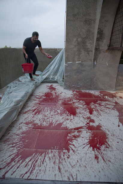 Imran Qureshi durante la realizzazione del progetto