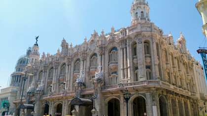El Centro Gallego de la Habana, uno de los edificio emblemáticos de la isla, sufragado por emigrantes gallegos en Cuba, es el enésimo ejemplo de la esmerada destrucción del patrimonio y la memoria a la que el pueblo gallego somete su historia desde tiempos inmemoriales: hoy el centro es denominado Gran Teatro de La Habana y muy pocos gallegos saben que allí sonó su himno por vez primera en 1907