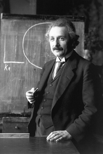 Albert Einstein donnant une conférence à Vienne en 1921