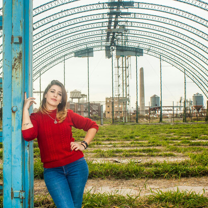 La disposición de la figura sobre uno de los tercios del encuadre, junto con el uso de líneas guía y equilibrio visual, refuerza la armonía entre figura y fondo