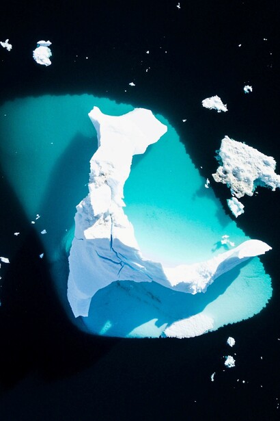 Le correnti oceaniche alterate possono causare eventi meteorologici estremi, come ondate di calore, tempeste più intense e siccità in diverse parti del mondo. Mar Glaciale Artico sulle coste della Groenlandia 