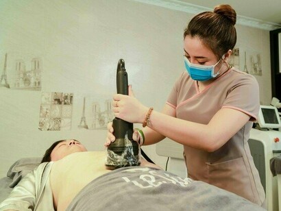 A practitioner performing a non-invasive body contouring procedure on a patient, representing the growing demand for minimally invasive aesthetic solutions
