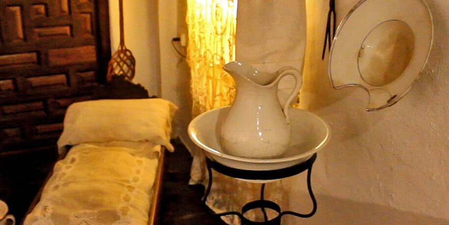 Dormitorio rural, Exhibition view. Courtesy of Museo Unicaja de Artes y Costumbres Populares