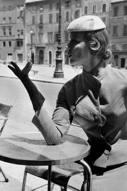 Modella con abito della casa di moda Antonelli, foto di Elsa Haertter, Roma 1954