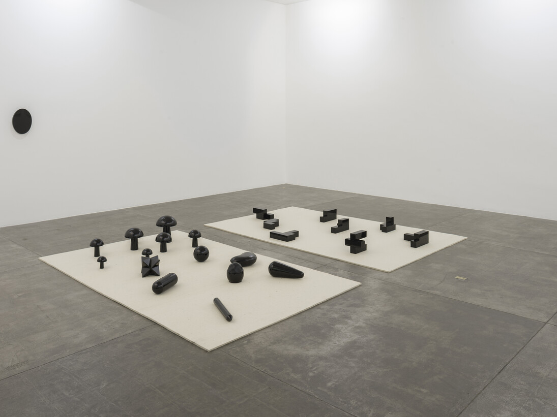 José Damasceno, Sobre o Objeto de 8º Grau, 2013, Obsidian and felt. 2 pieces of felt, 183 x 300cm (each), 25 pieces of obsidian, 30 x 30cm (each). Photo: Eduardo Ortega, Courtesy Galeria Fortes Vilaça. Exhibition view at Galeria Fortes Vilaça, São Paulo, 2013
