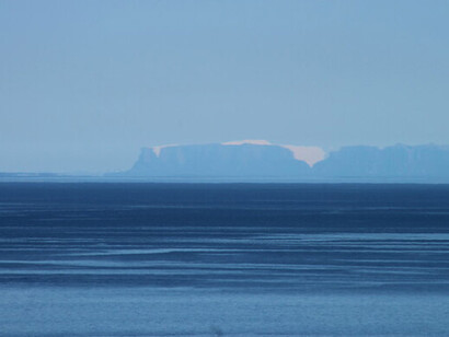 El acuerdo naval entre Chile y el Reino Unido, lejos de ser un hecho aislado de cooperación técnica, se inserta en una estrategia británica más amplia de fortalecimiento de su presencia en el Atlántico Sur y la Antártida. Espejismo de la Cordillera Darwin, 2019, desde Punta Arenas, Chile