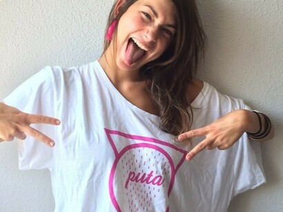 Anuncio con una chica vestida con una camiseta en la que se lee la palabra "puta"