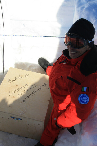 Installazione di un sismometro: lo protezione - Baptist Gombert  © PNRA/IPEV