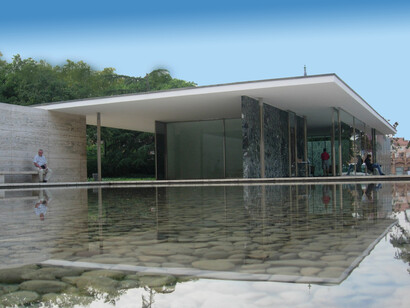 Explore a influência de Mies Van Der Rohe na arquitetura moderna com o icônico Pavilhão de Barcelona, erguido em 1929 como uma obra de elegância e inovação

