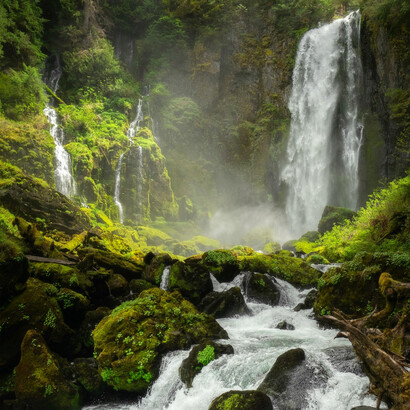 Cachoeira. A natureza, em seu sentido mais amplo, é equivalente ao mundo natural ou universo físico