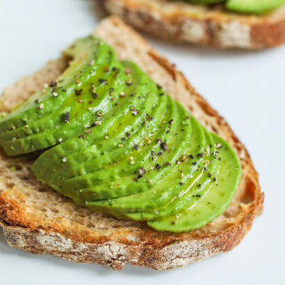 Avocado sandwich con granelli di pepe nero