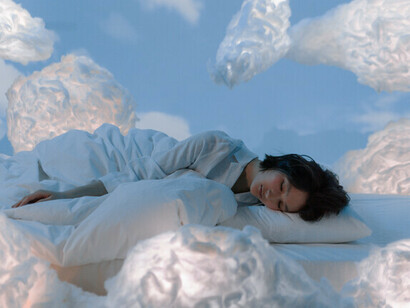 Nubes flotan alrededor de una mujer dormida