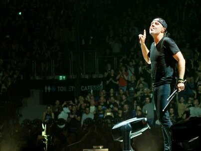 Show do Metallica em 2017. As turnês também desempenham um papel central na manutenção do status icônico do Metallica. A banda é conhecida por suas performances ao vivo enérgicas e por estabelecer conexões profundas com os fãs durante os shows