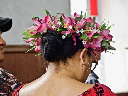 Le donne usano normalmente le Ei, corone di fiori freschi, che sono abilissime a confezionare. Qui durante la messa domenicale, rito cui nessuno rinuncia. Ph Micaela Zucconi

