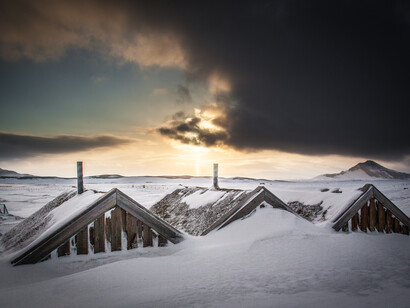 Fattoria sommersa dalla neve