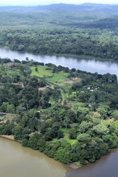 La Trinidad, en la confluencia de los ríos Sarapiquí (izquierda) y San Juan: Foto: Elvin Hernández Loría (detalle)