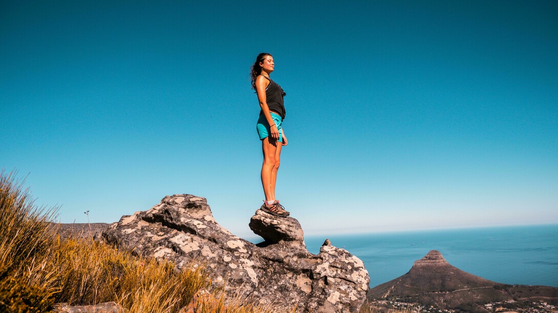 Mulher contempla a natureza em momento de solitude. Quando a vida nos chama a atenção é do nosso melhor interesse reconhecê-lo, “abraçá-lo” e interpretar o que pode querer ensinar-nos. Acredito que é a vida a dizer-nos para acordar, melhorar e prosseguir este trilho de aprendizagem e crescimento