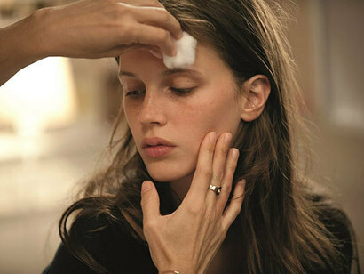 Marine Vacht in una scena del film Giovane e bella