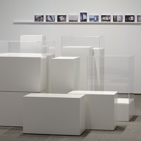 Vista de sala de la exposición Sistema Operativo, de Daniel G. Andújar. Obra Not Found, 1000 casos de estudio.