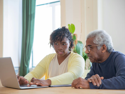 Promover a interação entre jovens e idosos e apoiar as famílias cuidadoras são passos essenciais para combater a invisibilidade dos idosos