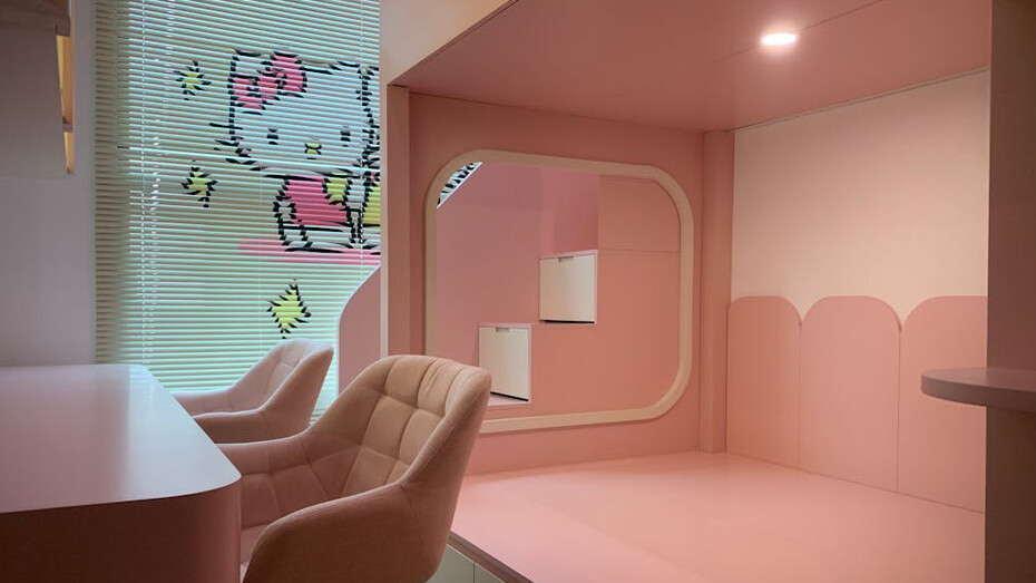 Desde un simple monedero hasta un fenómeno cultural, la trayectoria de Hello Kitty se refleja maravillosamente en la decoración lúdica de este santuario rosa, convirtiendo cada momento en una celebración de la alegría.