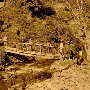 Marechaussee loopt over een brug in Atjeh, 1900.  Courtesy of M HKA 