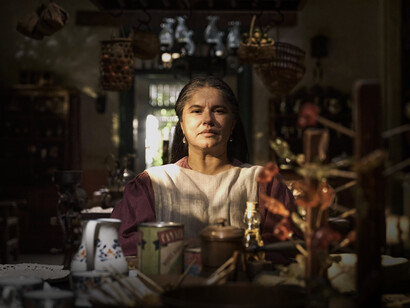 El título de la obra sugiere un análisis de la soledad humana, pero los personajes, como Úrsula y Remedios Moscote, también representan amor, alegría y conexión