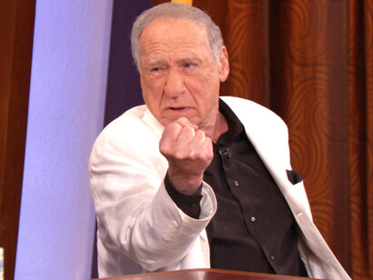 La obra de Mel Brooks convirtió la sátira en una herramienta capaz de cuestionar el poder, los prejuicios sociales y los géneros cinematográficos más establecidos