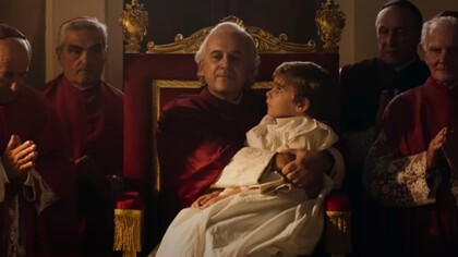 Paolo Pierobon e Enea Sala, interpreti di Papa Pio IX e Edgardo Mortara in una scena del film "Rapito", 2023, diretto e scritto da Marco Bellocchio, insieme a Susanna Nicchiarelli, Edoardo Albinati e Daniela Ceselli, un team che ha lavorato per trasporre fedelmente la complessa vicenda storica sul grande schermo