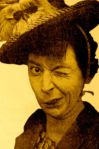 La actriz Gale Henry guiñando a la cámara (1919)