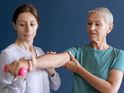 A woman exercising while receiving guidance for support to reduce injury risk and encourage consistency 