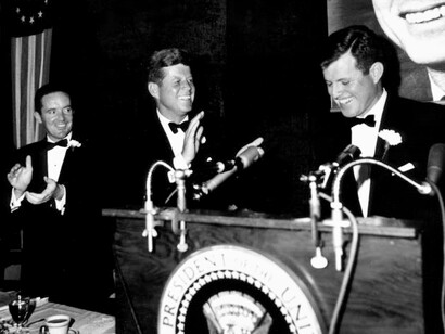 Il presidente John F. Kennedy e il fratello, il senatore Edward M. Kennedy, durante una raccolta fondi del Partito Democratico - “Il saluto del New England al presidente” - presso la Boston Armory, Boston, Massachusetts
